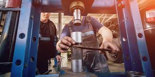 Hombres manejando una prensa , lubricante industrial-asteclub