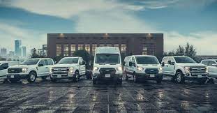 Carros en fila blancos ,aceite automotriz premium-asteclub