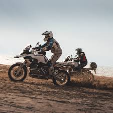 Hombres en moto, aceites automotrices-asteclub