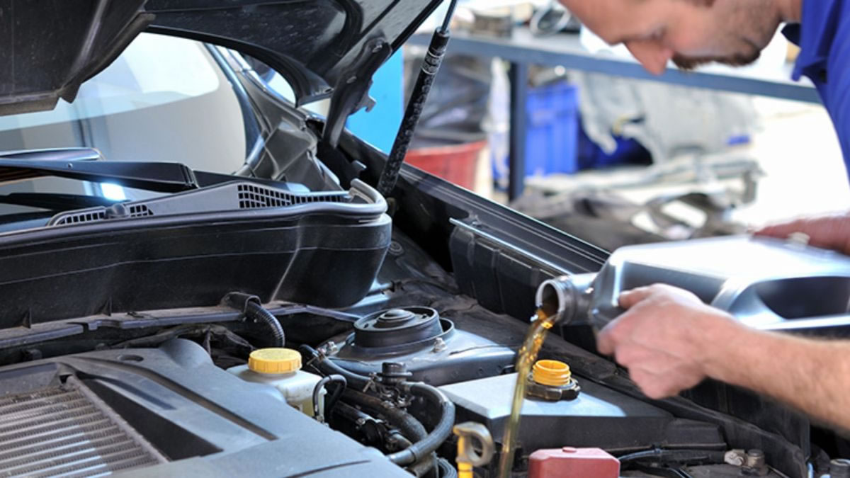 Técnico realizando dispensado de lubricante para el mantenimiento preventivo-asteclub