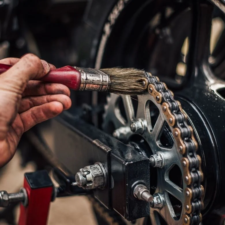 Aplicación de lubricante industrial con pincel-asteclub