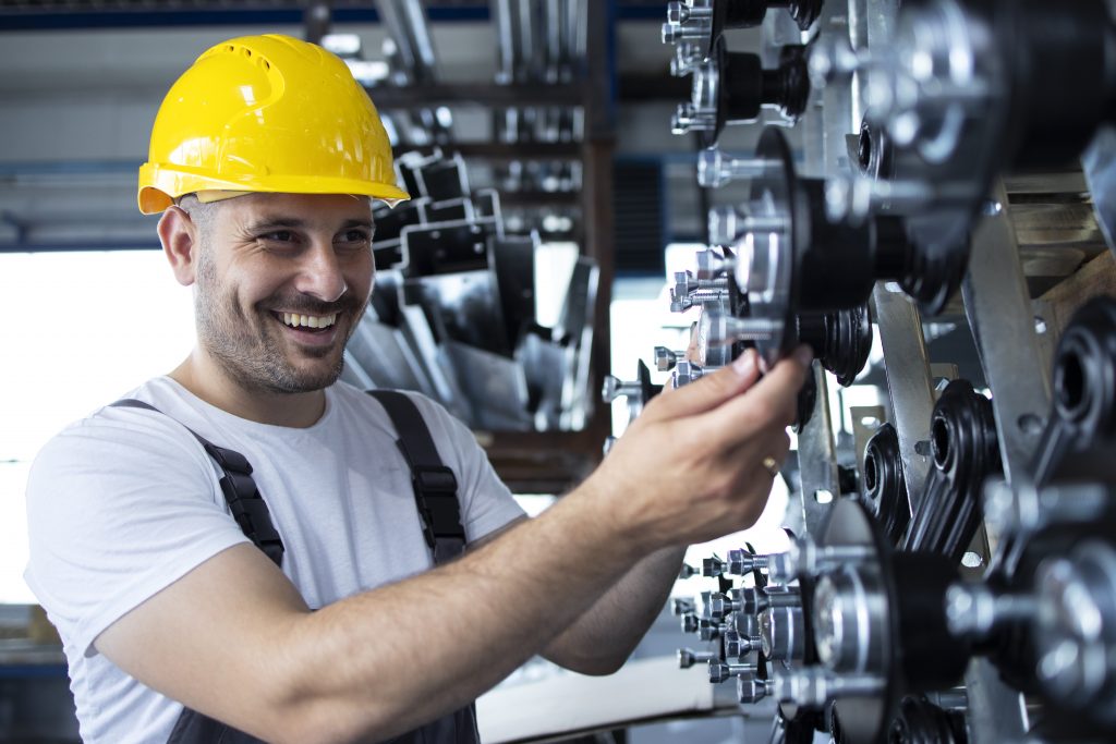Técnico aplicando protección con lubricantes industriales premium-asteclub