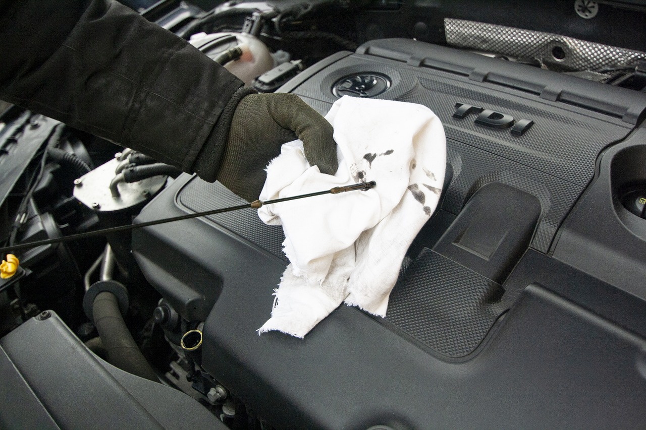 persona examinando el aceite automotriz