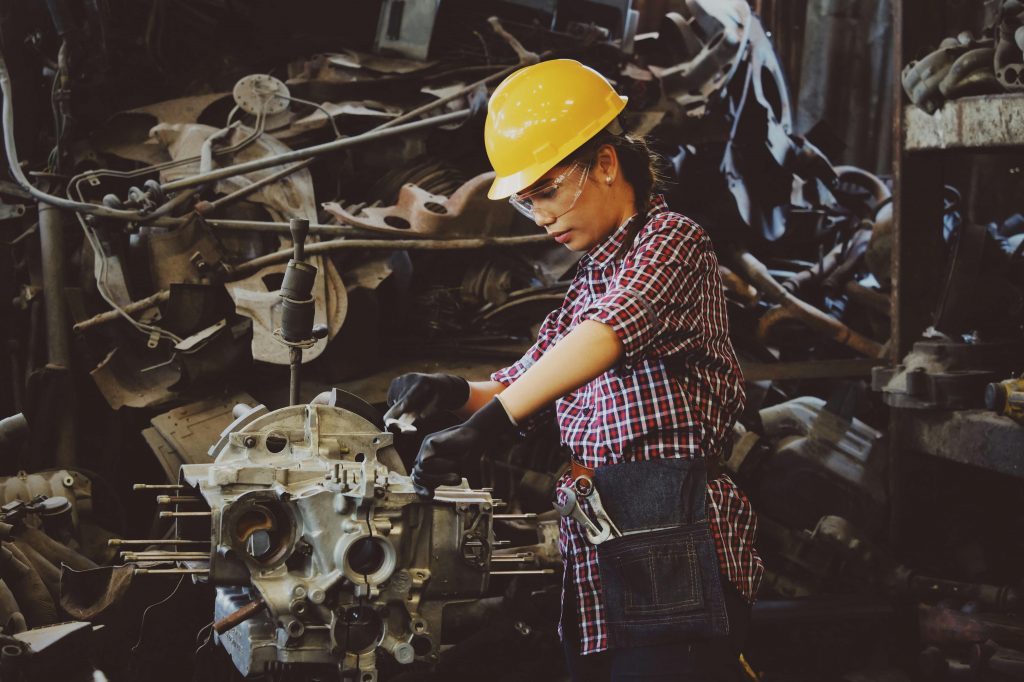Técnico especializado trabajando en maquinaria industrial, blog anticorrosivos-asteclub