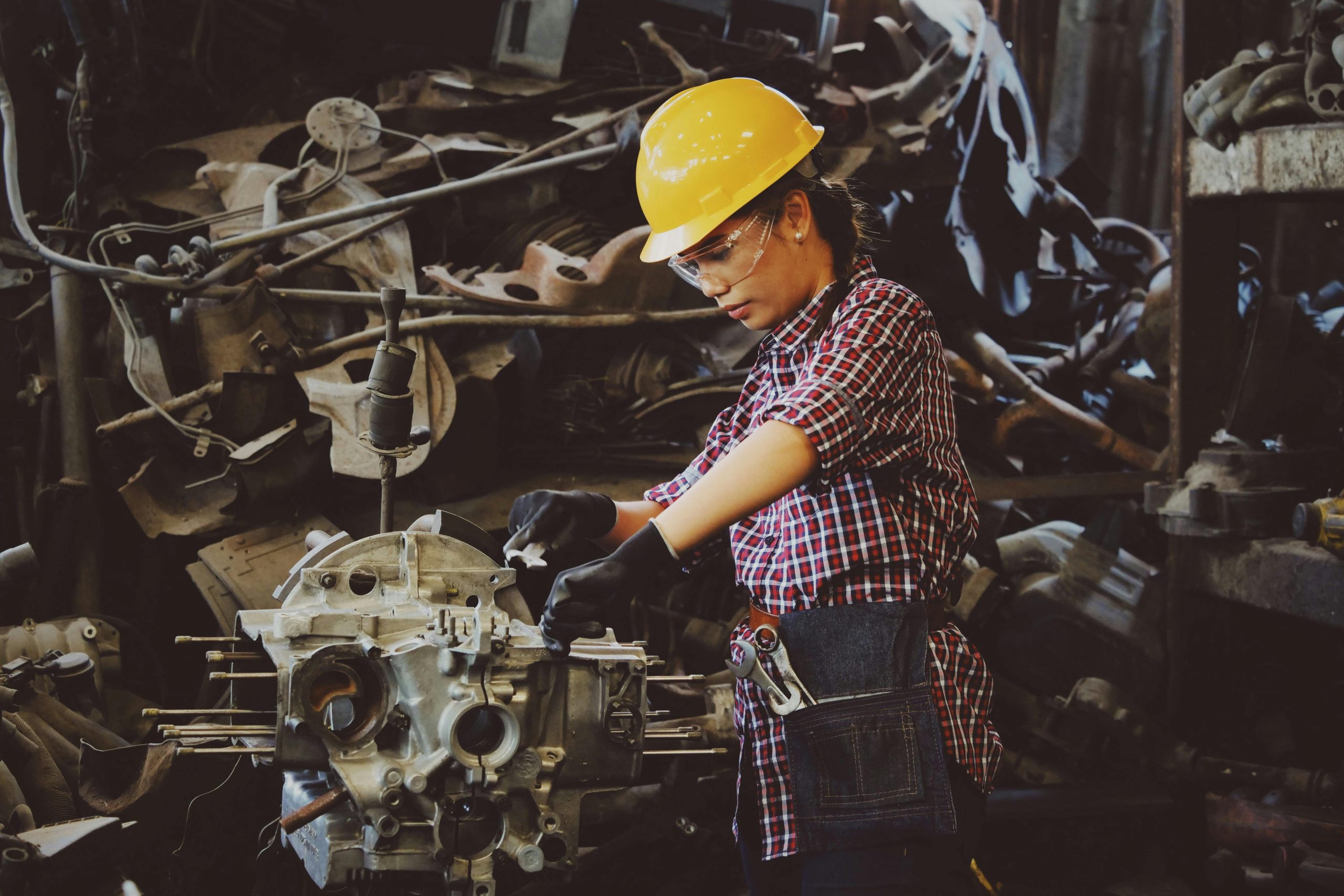 Técnico especializado trabajando en maquinaria industrial, blog anticorrosivos-asteclub