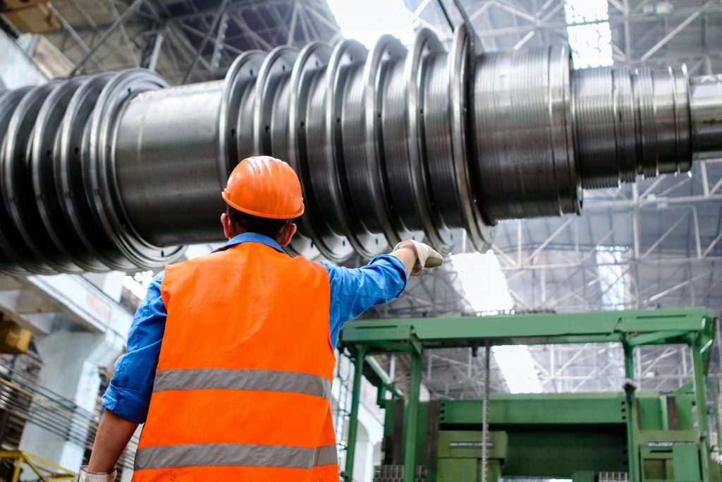 Hombre supervisando maquinaria industrial-asteclub