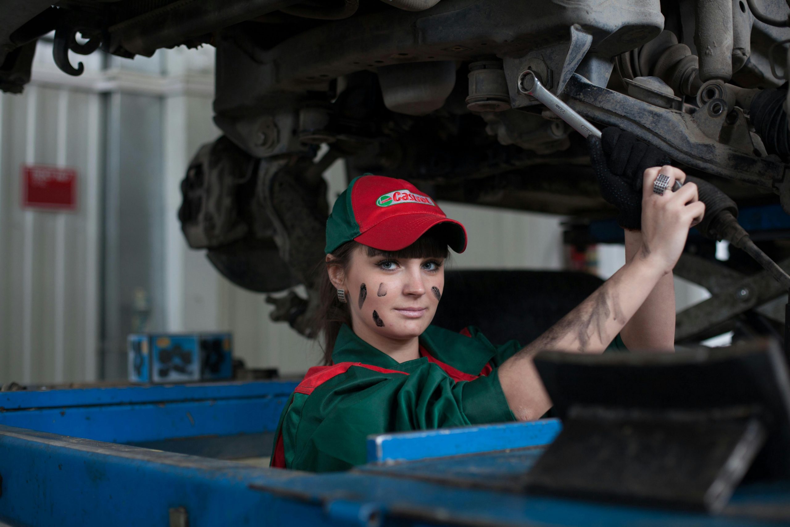 mujer realizando mecánica de aceite automotriz usado-asteclub